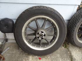 0000123 Harley-davidson Dyna/softail 2000-2003 Rear Mag Wheel-9 Spoke With Dunlop Tire