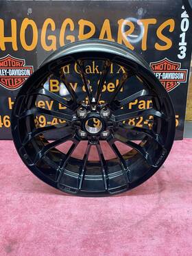 18x7.00j Harley-davidson Oem Trike Cvo 18in X 7in Gloss Black Roulette Rear Wheel