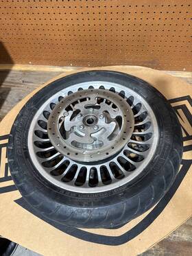 3344525-02 Harley-davidson Front Ultra Classic Wheel 17x3.00 Dunlop 130/80-17 Ae