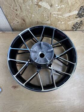 40900660 Harley-davidson Touring 18 Inch Fugitive Rear Wheel Contrast Chrome Dealer Take Off
