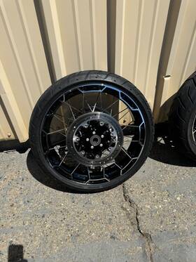 40900871 Harley-davidson #4330088 #40900871 2021 Cvo Combo Case Laced Wheels And Dunlop Tires 21 Inch 18