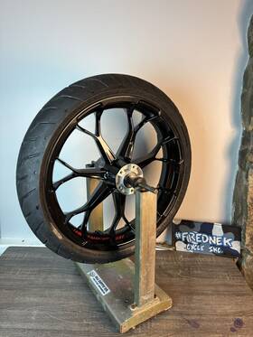 43300951 Harley-davidson Road Glide Cvo St Front Wheel 19 Inch
