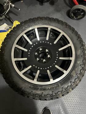Lc5440a Harley-davidson Four 22 Inch Wheels With 35 Venom Power Terra Hunter R/t