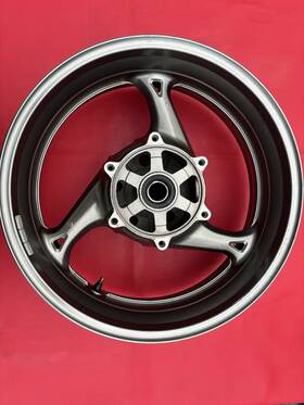 64111-15h00-ymy Oem 08-12 Suzuki Hayabusa Gsx1300r Rear Wheel Silver Rim Ypa