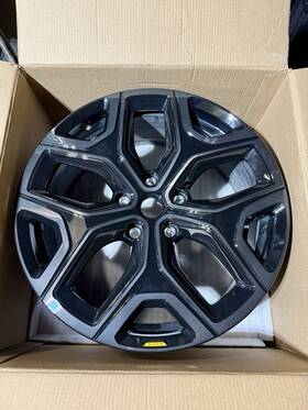 Pt00983789-a-002 Rivian 22-26 R1t R1s 22 Inch Performance Road Wheel Dark Tint Used
