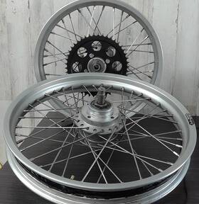 218-145 Triumph 219-145 Sun Rims Pair With T140 Hubs And Rear Sprocket. 218-145 Triumph 219-145 Sun Rims Pair With T140 Hubs And Rear Sprocket.