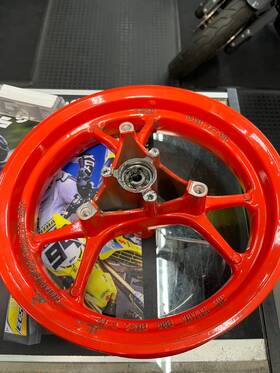 B8r-f5168-00-p2 Yamaha 2025 Zuma 125 Oem Front Wheel Rim - Red Stock